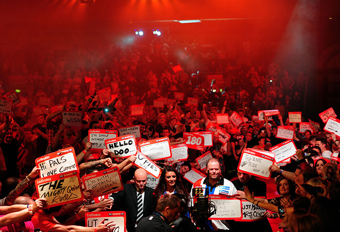 darts: Raymond van Barneveld walks to the oche 