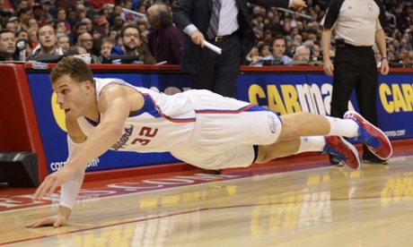 epa03520694 Blake Griffin of the Los Angeles Clippers dives for a loose ball against the Utah Jazz during the first half of their NBA game at the Staples Center in Los Angeles, California, USA, 30 December 2012.  In background (C) is Clippers coach Vinny Del Negro.  EPA/MICHAEL NELSON CORBIS OUT