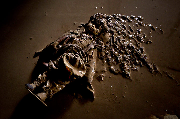20 Photos: A doll covered with mud