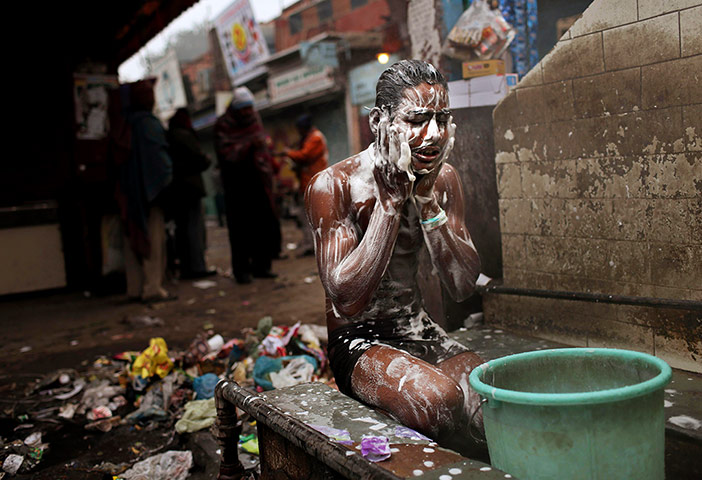 20 Photos: An Indian laborer washes himsel