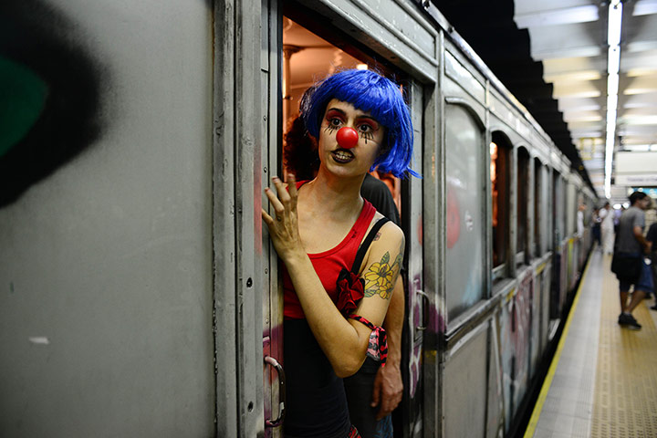 24 hours: A clown boards a Le Burgeoise wagon