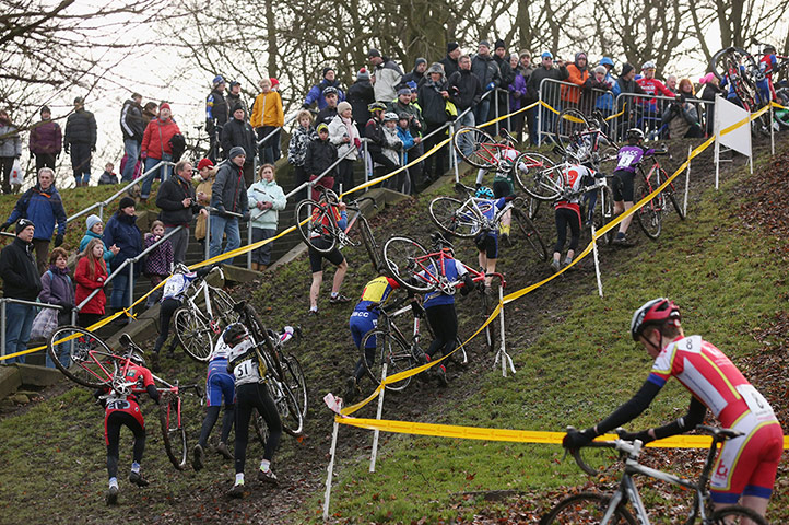 Cyclo-cross: Competitors tackle a hill