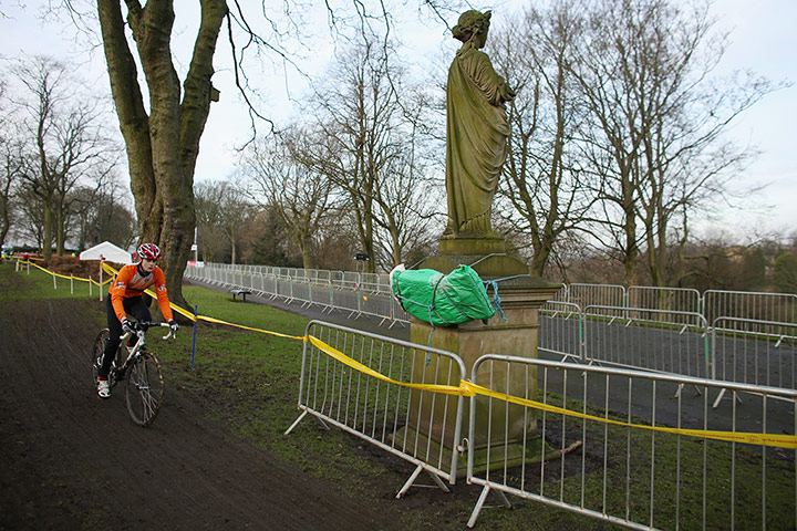 Cyclo-cross: A statue is padded to protect competitors who lose control 