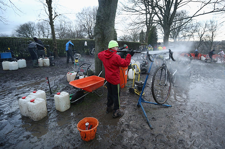 Cyclo-cross: Competitors' bikes are pressure-washed 