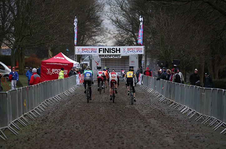 Cyclo-cross: Competitors head towards the finishing line