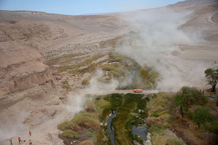 Dakar 2013: US Robby Gordon steers his Hummer