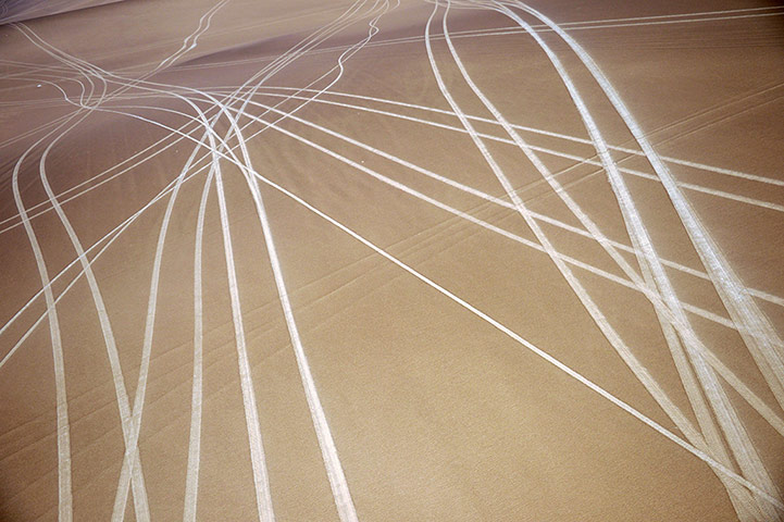 Dakar 2013: View of tyre tracks in the sand