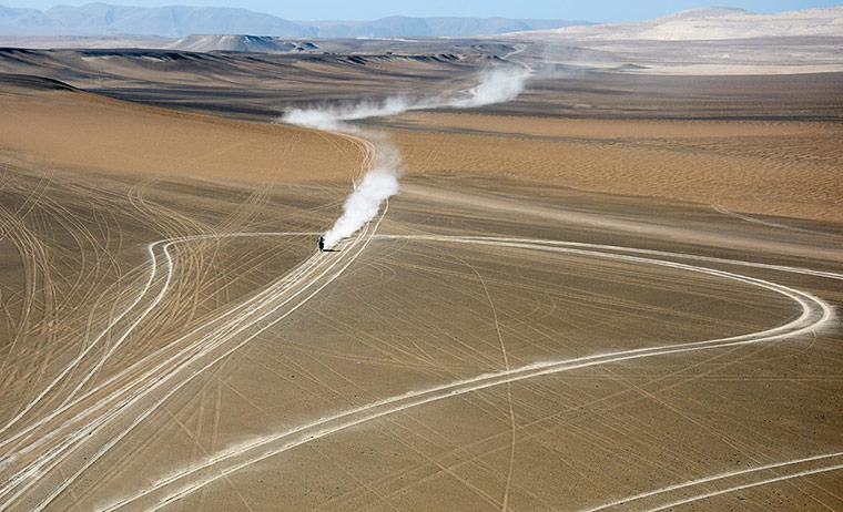 Dakar 2013: David Casteu speeds through the desert on his Yamaha