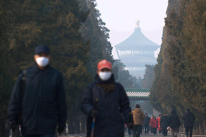 Air Pollution in China: (FOCUS)CHINA-CITIES-LINGERING HEAVY FOG (CN)