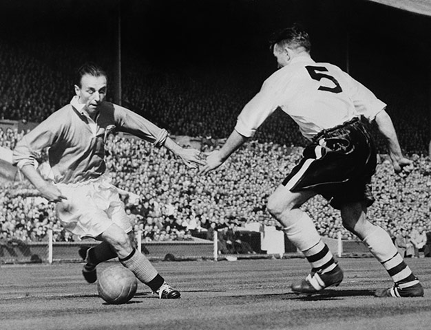 FA 150 years old: 12 Blackpool's forward Stanley Matthews (L) dribbles