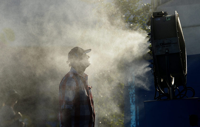 aussie oepn day 2: Spectators cool off