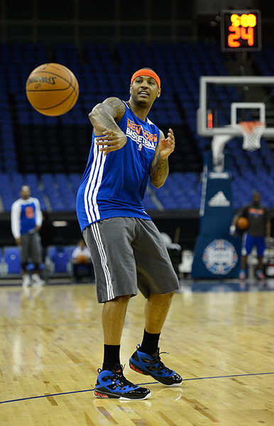 NBA training: Knicks star player Carmelo Anthony makes a pass
