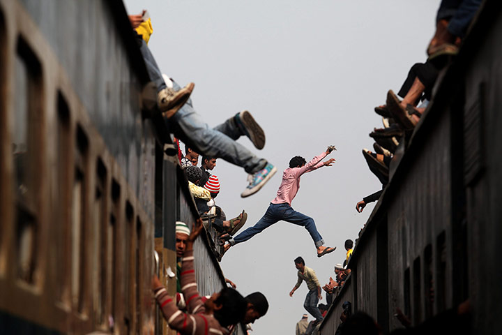 Lighter look gallery: A man jumps between trains 