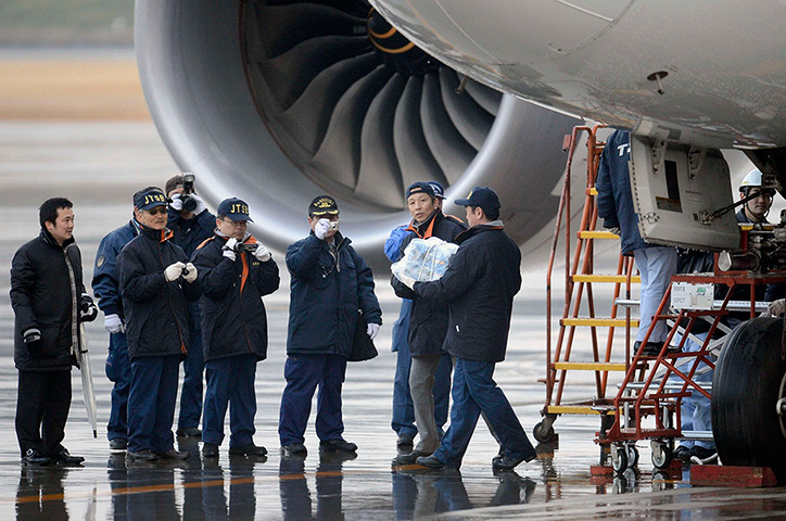 Dreamliner problems: 17 January: A Japanese investigator carries a battery 