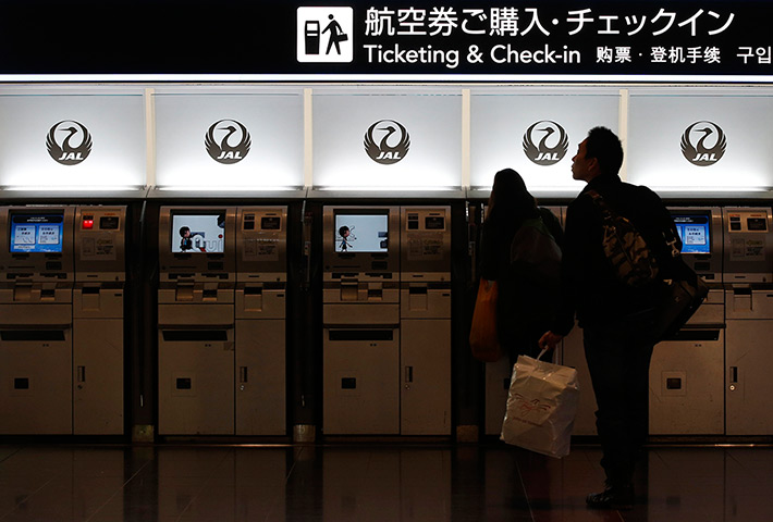 Dreamliner problems: 16 January: Passengers at Japan Airlines ticket machines at Haneda