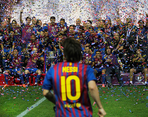 pep: Barcelona players celebrate 2012 Copa del Ray victory