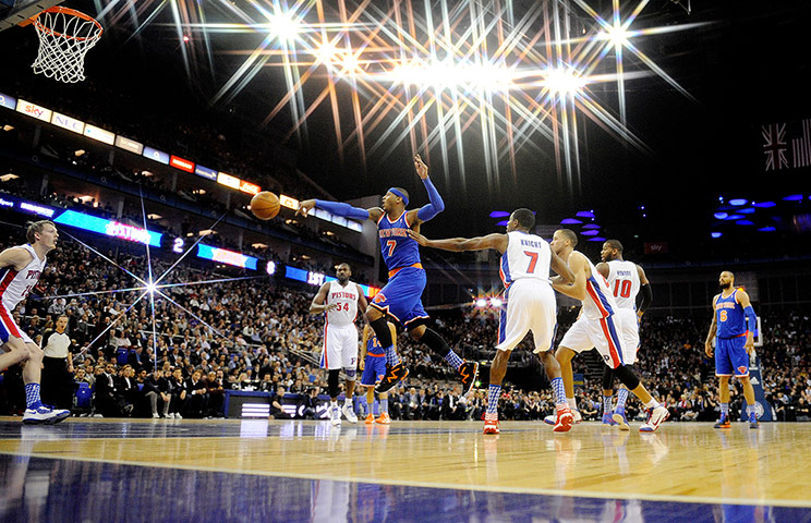 NBA 2: Carmelo Anthony passes near the basket