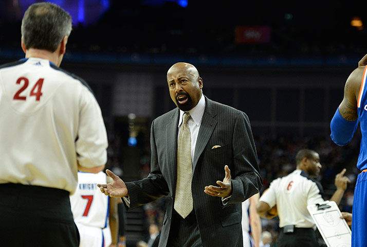 NBA 2: Mike Woodson complains to a referee