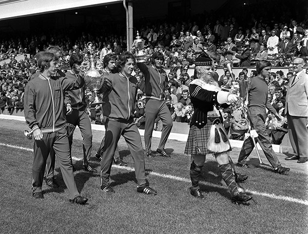 Chelsea v Arsenal: Arsenal and Chelsea juniors parade trophies