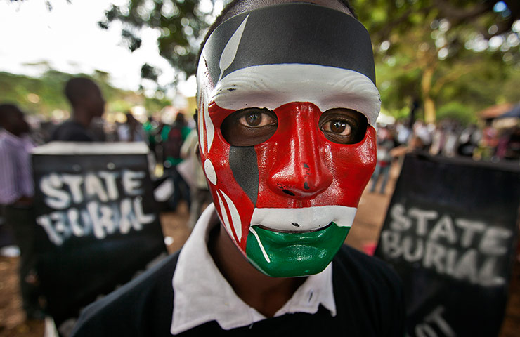20 Photos: In Nairobi, a demonstrator wears a mask in the colors of the Kenyan flag