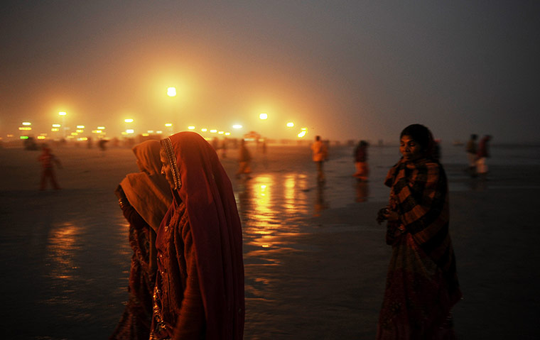 20 Photos: Hindu pilgrims walk back to camp after prayers at Gangasagar island