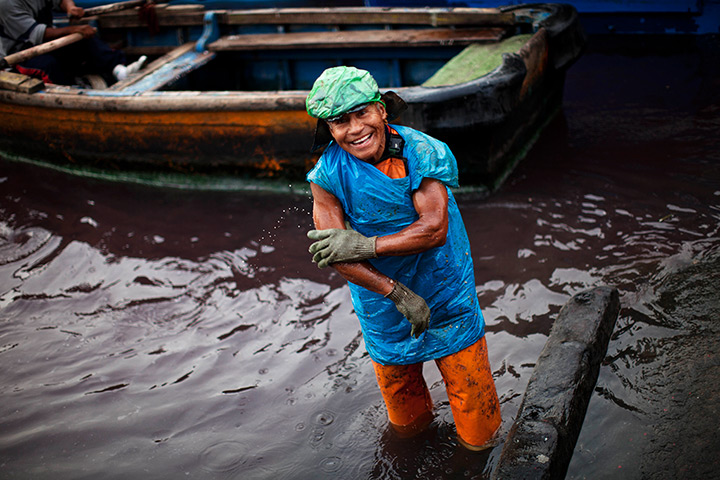 FTA: Rodrigo Abd: A dockworker smiles as he rinses off 