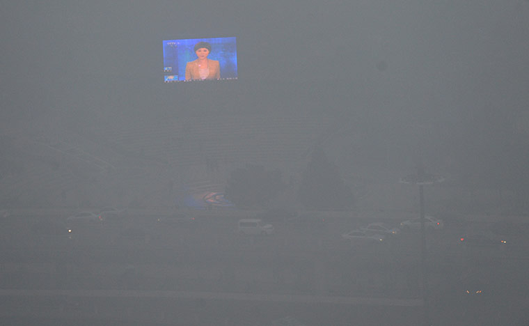 smog crisis in China: CHINA-HENAN-ZHENGZHOU-FOG (CN)