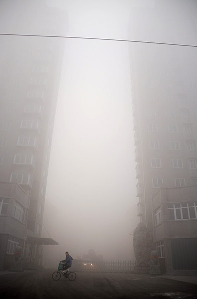 smog crisis in China: Severe smog and air pollution in Beijing, China - 12 Jan 2013