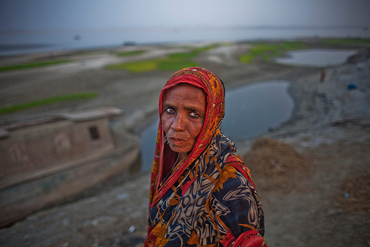 Hunger in Bangladesh : after unseasonal floods people struggle with food