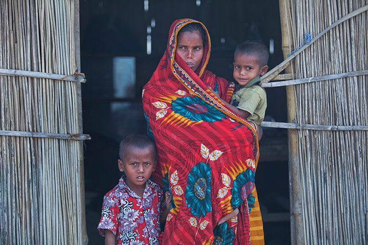 Hunger in Bangladesh : after unseasonal floods people struggle with food