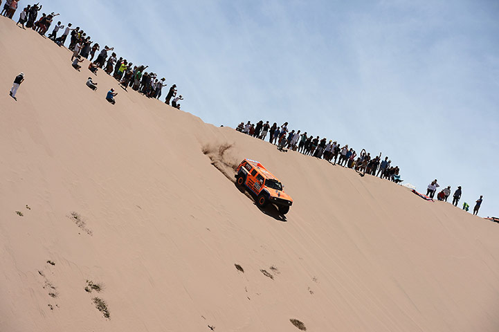 Dakar Rally: US Robby Gordon steers his Hummer