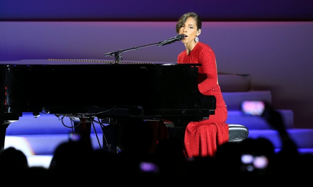 Alicia Keys performs a brief but potent tribute to the president.