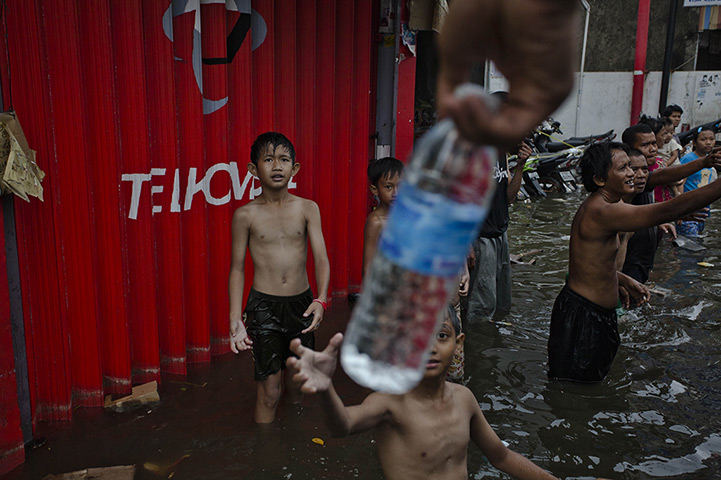 FTA: Ulet Ifansasti: People receive drinking water, distributed by the Indonesia Army