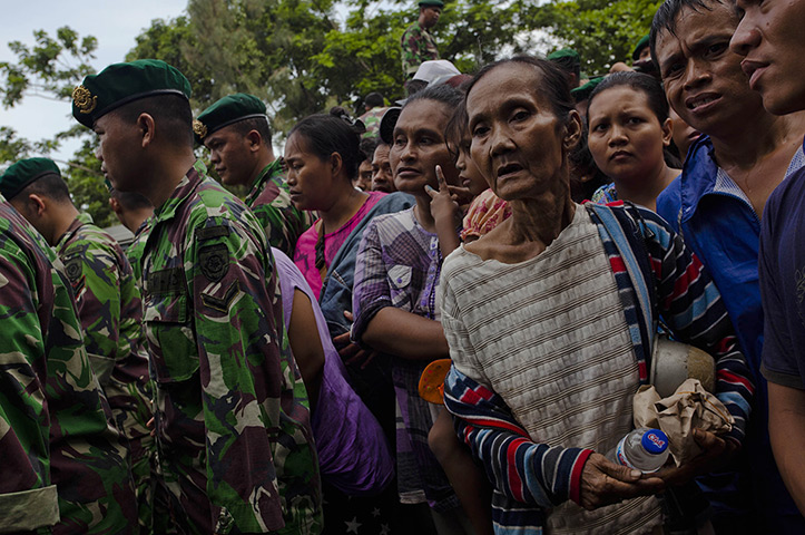 FTA: Ulet Ifansasti: People queue for food aid 