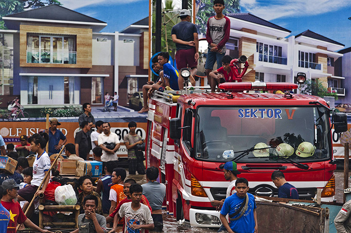 FTA: Ulet Ifansasti: People gather around a stranded fire engine