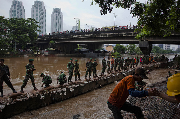 FTA: Ulet Ifansasti: Indonesian soldiers repair a collapsed canal dyke in Central Jakarta