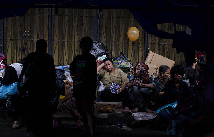 FTA: Ulet Ifansasti: People shelter from floodwaters amongst their belongings in East Jakarta 