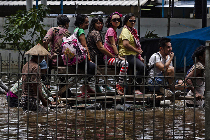 FTA: Ulet Ifansasti: People make their way through floodwaters 