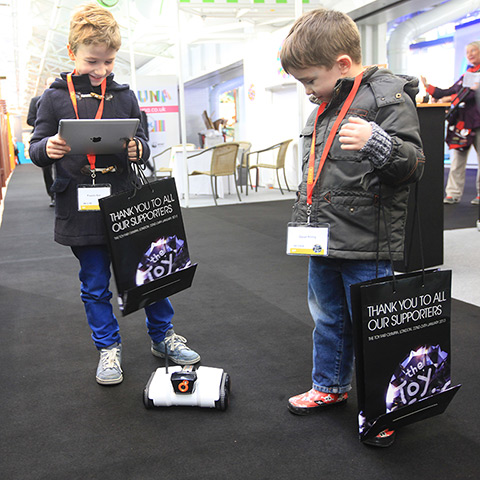 Toy Fair: App-controlled Wireless Spy Tank By Logicom