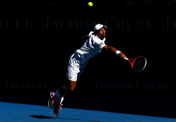 Jérémy Chardy stetches to play a backhand