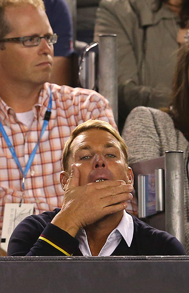 Murray v Federer: Shane Warne applies some lip gloss 