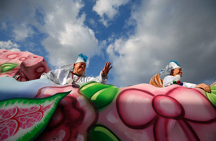 24hours: Members from the Sparta parade wave to the crowd 