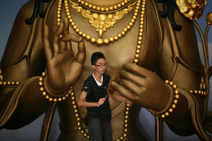 24hours: The Buddha statue in Satya Buddha Temple is cleaned