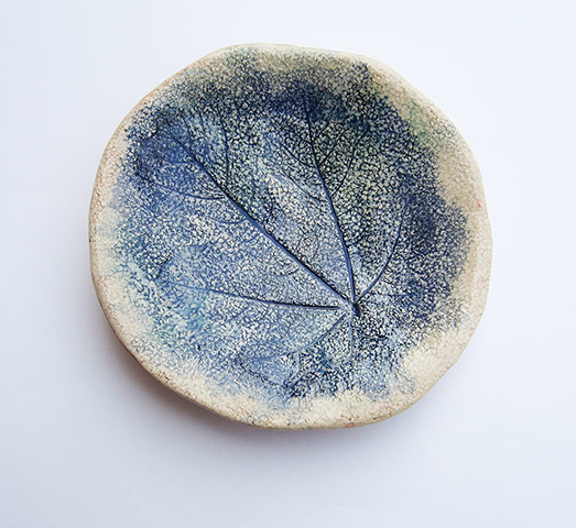 Simple things: Ceramic plate with leaf