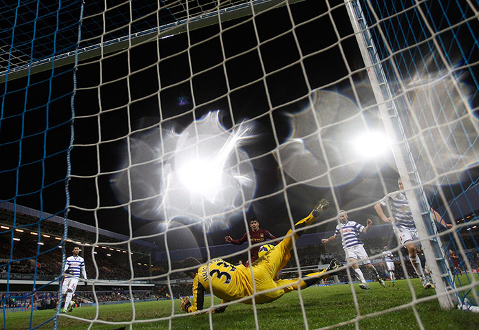 tuesday matches 3:  Queen's Park Rangers' goalkeeper Cesar makes a save 