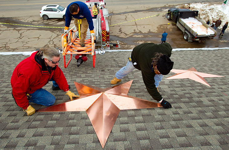 24 hours: Newtown, Connecticut: Men install 26 stars