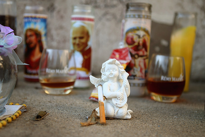 24 hours: Chicago, Ilinois, US:  An angel and a cigarette form a memorial 