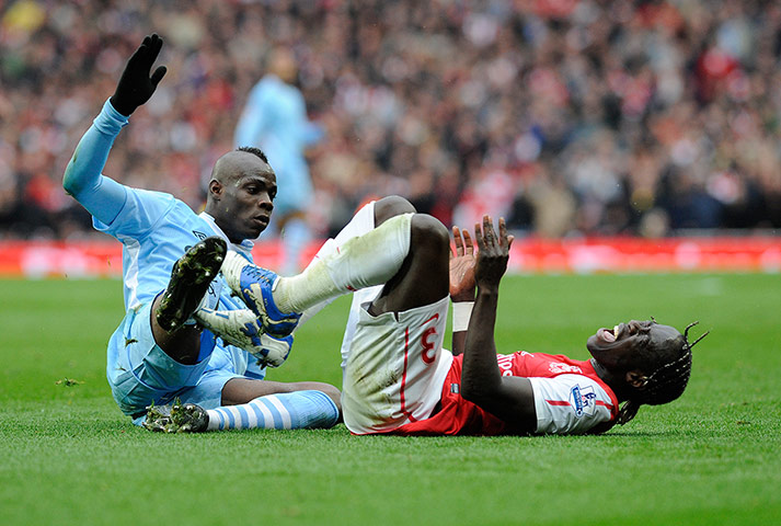 bad boy balotelli: Balotelli fouls SagnaMario Balotelli fouls Bacary Sagna 
