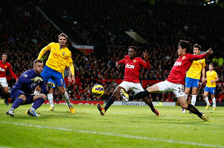 United: Manchester United's Shinji Kagawa and Wellbeck attempt a shot 