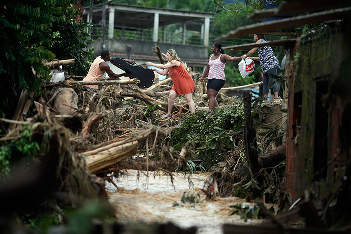 20 Photos: People seen after the floods of the Capivari river near Rio